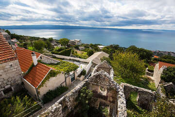 Stará vesnice nad letoviskem Podstrana, Chorvatsko
