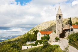 Crkva Gospe od zdravlja - stará vesnice nad letoviskem Podstrana, Chorvatsko
