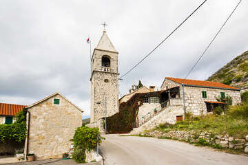 Crkva Gospe od zdravlja - stará vesnice nad letoviskem Podstrana, Chorvatsko