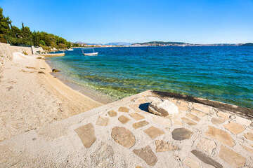 Seget Donji - pláže, Trogirská riviéra, Chorvatsko