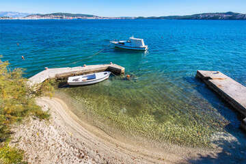 Seget Donji - pláže, Trogirská riviéra, Chorvatsko
