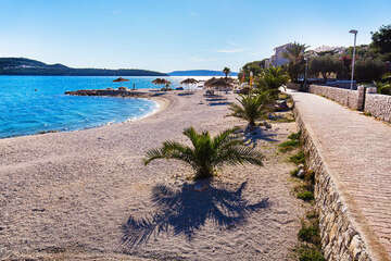 Seget Donji - pláže, Trogirská riviéra, Chorvatsko