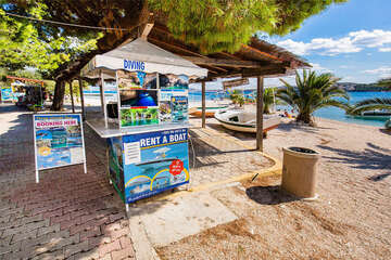 Seget Donji - pláže a restaurace u rezortu Medena (1 km západně po promenádě), Trogirská riviéra, Chorvatsko
