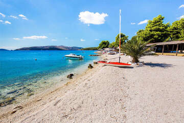 Seget Donji - pláže a restaurace u rezortu Medena (1 km západně po promenádě), Trogirská riviéra, Chorvatsko