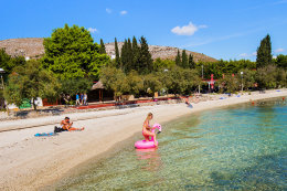 Seget Donji - pláže a restaurace u rezortu Medena (1 km západně po promenádě), Trogirská riviéra, Chorvatsko