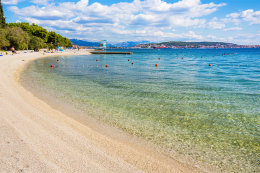 Seget Donji - pláže a restaurace u rezortu Medena (1 km západně po promenádě), Trogirská riviéra, Chorvatsko