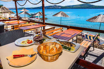 Seget Donji - pláže a restaurace u rezortu Medena (1 km západně po promenádě), Trogirská riviéra, Chorvatsko