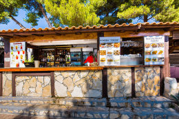 Seget Donji - pláže a restaurace u rezortu Medena (1 km západně po promenádě), Trogirská riviéra, Chorvatsko