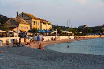Primošten - oblázková pláž u promenády v zátoce Mala Raduča, Šibenická riviéra, Chorvatsko