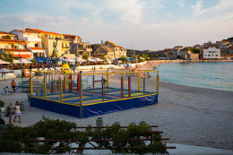 Primošten - trampolína na pláži v zátoce Mala Raduča, Šibenická riviéra, Chorvatsko