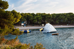 rimošten - oblázková pláž v zátoce Vela Raduča, Šibenická riviéra, Chorvatsko