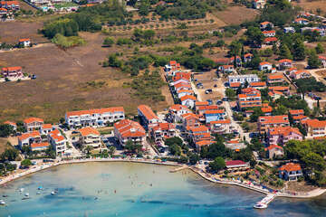 Privlaka - letecký pohled na zátoku s písečným dnem v centru letoviska, Zadarská riviéra, Chorvatsko