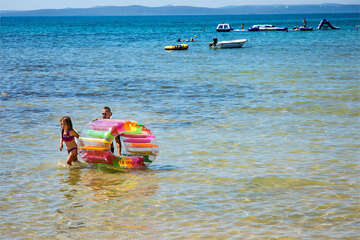 Privlaka - zátoka s písečným dnem v centru letoviska, Zadarská riviéra, Chorvatsko
