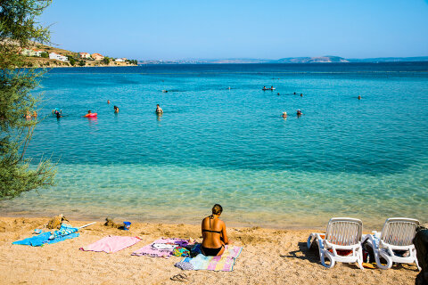 Vlašiči - písečná pláž v zátoce Modrá laguna, ostrov Pag, Chorvatsko
