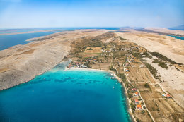 Vlašiči - letecký pohled, ostrov Pag, Chorvatsko