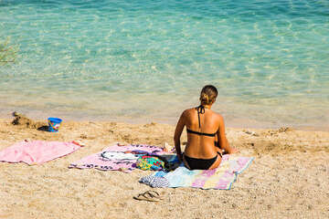 Vlašiči - písečná pláž v zátoce Modrá laguna, ostrov Pag, Chorvatsko