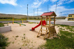 Vlašiči - dětské hřiště, ostrov Pag, Chorvatsko