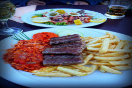 Mandre - čevapčiči v restauraci Lanterna, ostrov Pag, Chorvatsko