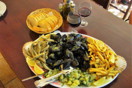 Mandre - mořské plody v restauraci Bonaca, ostrov Pag, Chorvatsko