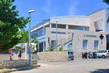 Mandre - středisko služeb s lékárnou a obchodem Konzum, ostrov Pag, Chorvatsko