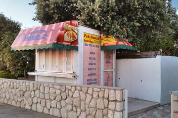 Mandre - stánek s pečivem před restaurací Lanterna, ostrov Pag, Chorvatsko