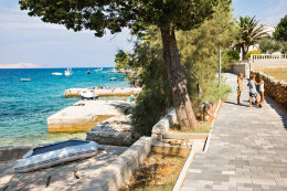 Stará Novalja - dlážděný chodník mezi domy a plážemi, ostrov Pag, Chorvatsko