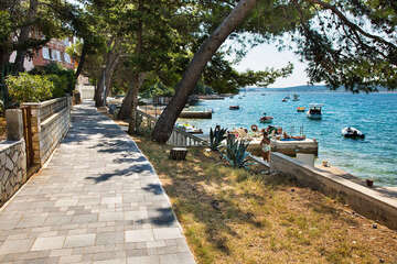 Stará Novalja - dlážděný chodník mezi domy a plážemi, ostrov Pag, Chorvatsko