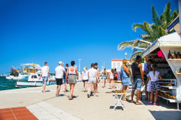 Novalja - promenáda se stánky se suvenýry, ostrov Pag, Chorvatsko