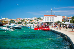 Novalja - městská promenáda, ostrov Pag, Chorvatsko