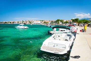 Novalja - městská promenáda, ostrov Pag, Chorvatsko