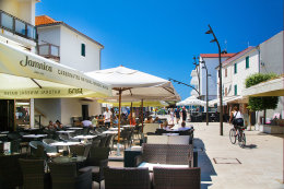 Novalja - centrum města, ostrov Pag, Chorvatsko