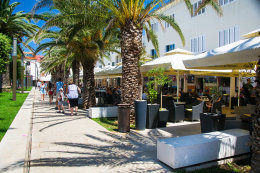 Novalja - kavárny pod palmami v centru, ostrov Pag, Chorvatsko