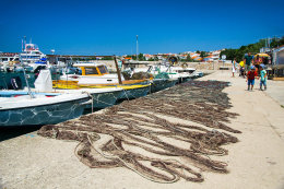 Novalja - rybářské sítě na promenádě, ostrov Pag, Chorvatsko