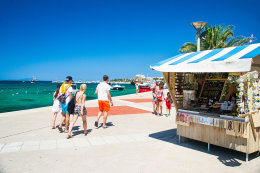 Promenáda se stánky se suvenýry, Novalja, ostrov Pag, Chorvatsko