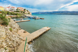 Dražica - koupání pod domy v letovisku, ostrov Pag, Chorvatsko