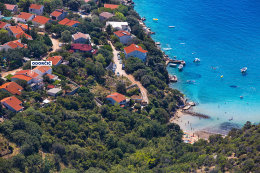 Potočnica - letecký pohled na apartmány a písečnou pláž, ostrov Pag, Chorvatsko