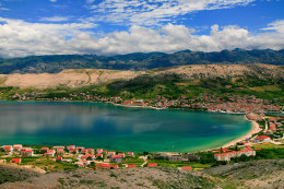 Pag - pohled na město z vyhlídky Vidikovac Gradac, ostrov Pag, Chorvatsko