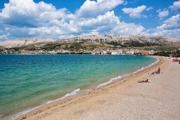 Pag - pláž ve městě, ostrov Pag, Chorvatsko