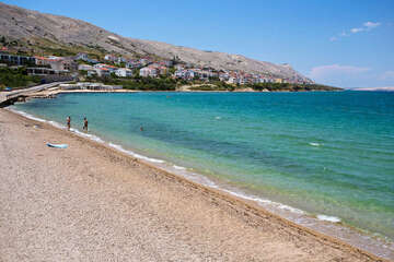 Pag - pláž ve městě, ostrov Pag, Chorvatsko