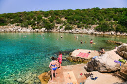 Potočnica - betonové plácky ke slunění, ostrov Pag, Chorvatsko