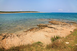 Povljana - písečná pláž u kaple Sv. Nikoly, ostrov Pag, Chorvatsko