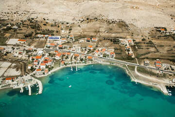 Dinjiška - letecký pohled, ostrov Pag, Chorvatsko