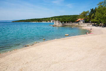 Njivice - pláže, ostrov Krk, Chorvatsko