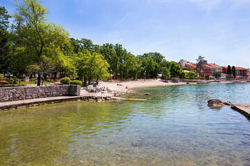 Njivice - pláže, ostrov Krk, Chorvatsko