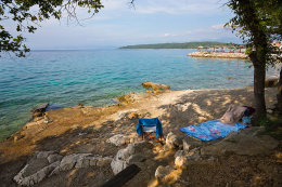 Njivice - pláže, ostrov Krk, Chorvatsko