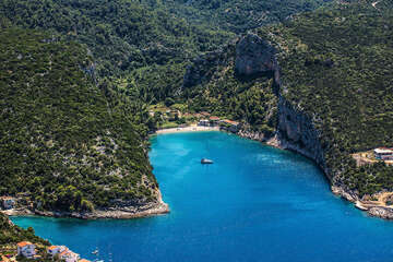Pokrivenik - oblázková pláž, ostrov Hvar, Chorvatsko