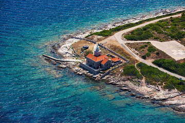 Sučuraj - maják na nejvýchodnějším mysu, ostrov Hvar, Chorvatsko