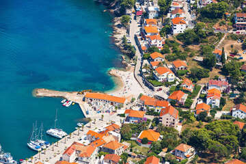 Jelsa - centrum s městskou pláží - letecký pohled, ostrov Hvar, Chorvatsko