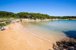 Jelsa - zátoka Mina s písečnou pláží - letecký pohled, ostrov Hvar, Chorvatsko