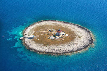 Hvar - ostrůvek s majákem Pokonji Dol - letecký pohled, ostrov Hvar, Chorvatsko